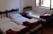 Trokrevtna soba u Izdajem sobe sa kupatilima, 6 eura, privatni smeštaj u mestu Risan, Crna Gora